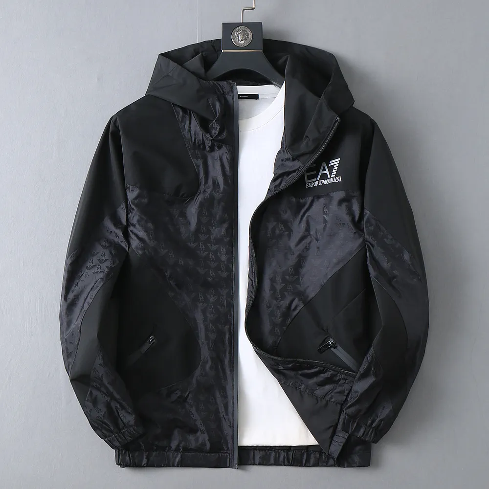 Armani official website Same Style, complete with three labels, on sale in advance. 2026 Autumn and Winter New Arrival men's jacket, Original with complete three labels, Premium version. Custom-made fabrics at the counter. Breathable, high comfort, impeccable details, brand element design concept, reflecting high quality. It feels delicate and soft, presents a casual cut, and has a great upper body shape. Sizes: M～3XL,